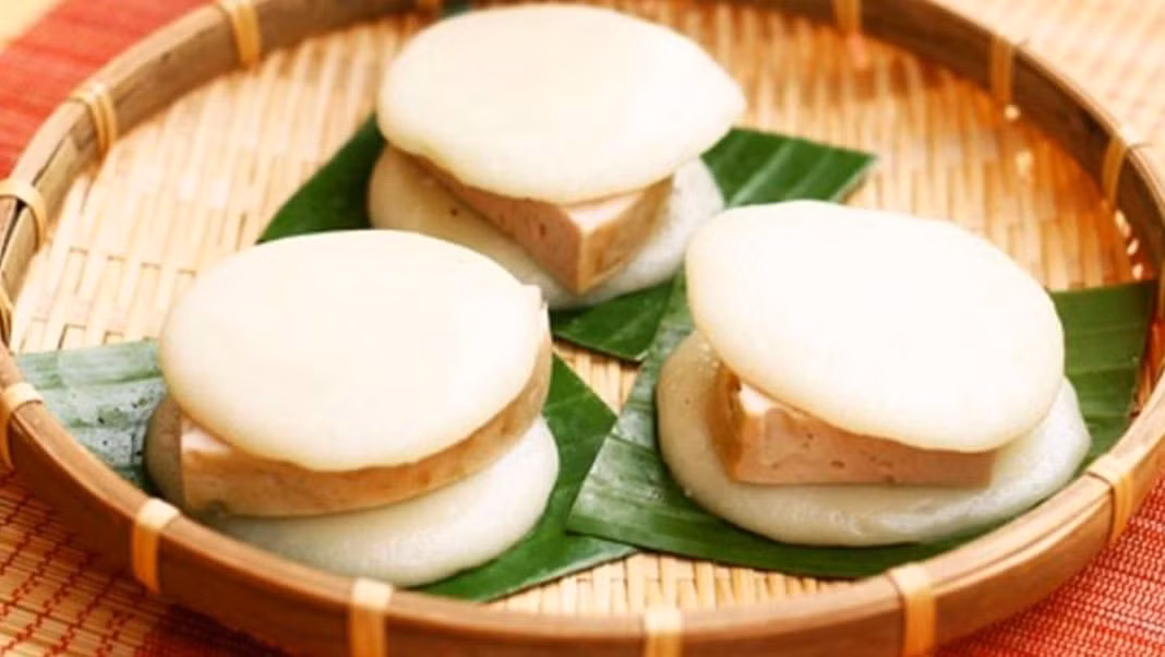 Một món ăn đặc sản nữa mà du khách không thể bỏ qua khi đến Y Tý là bánh dày Y Tý. Bánh dày làm từ gạo nếp, có nhân đậu xanh, thường được dùng trong các dịp lễ hội hoặc khi có khách quý. Bánh dày Y Tý có hương vị đậm đà, dẻo thơm, là món quà tuyệt vời để bạn mang về tặng người thân hoặc bạn bè. Những chiếc bánh dày tròn trĩnh, trắng tinh và mềm mịn sẽ là một phần không thể thiếu trong chuyến hành trình khám phá ẩm thực Y Tý. Ảnh Timtour