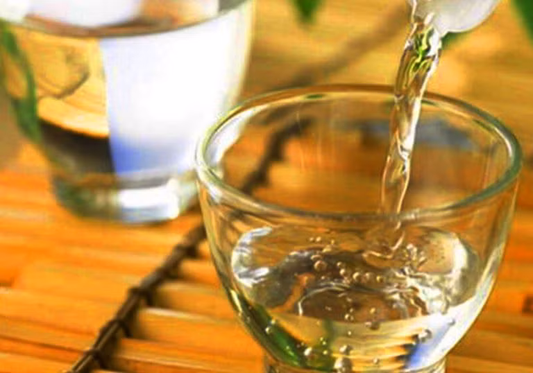 Đến Y Tý, du khách không thể bỏ qua món rượu ngô, thức uống truyền thống của người dân nơi đây. Rượu ngô Y Tý được làm từ ngô nếp đặc sản, qua quá trình nấu và ủ trong những chum đất. Rượu có vị ngọt nhẹ, hơi nồng, mang đậm chất núi rừng. Du khách thường thưởng thức rượu ngô kèm với các món ăn đặc sản địa phương, tạo nên một bữa tiệc đầy hương vị của vùng cao. Ảnh Tripmap