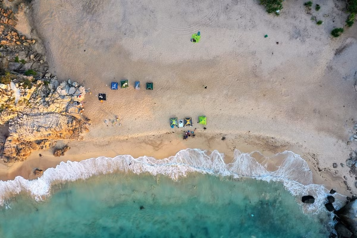 Không chỉ thu hút du khách bởi cảnh biển đẹp như tranh vẽ, Bãi Rùa còn là một địa điểm lý tưởng để lặn biển và khám phá thế giới dưới lòng đại dương. Ảnh Minh Hien Nguyen