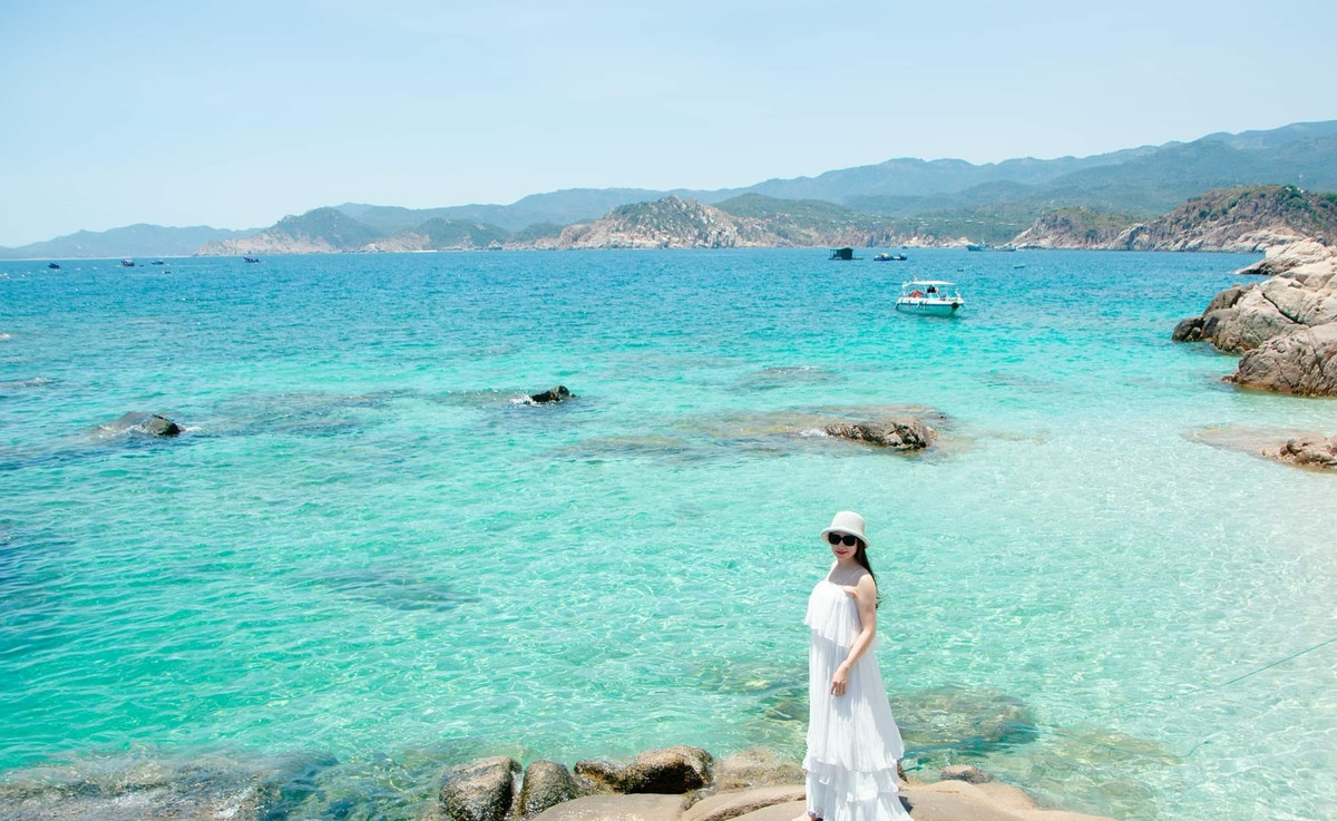 Bãi Rùa cũng là nơi lý tưởng để chụp ảnh. Với khung cảnh tựa như một thiên đường hoang sơ, những bức ảnh tại đây sẽ mang lại cho bạn những kỷ niệm khó quên về một trong những bãi biển đẹp nhất Việt Nam. Ảnh cungdinet