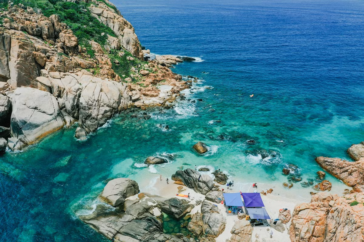 Bãi Rùa nằm trên vịnh Vĩnh Hy, một trong những vịnh đẹp nhất ở miền Trung Việt Nam. Từ trung tâm thành phố Phan Rang, du khách có thể di chuyển bằng thuyền hoặc cano, tận hưởng cảm giác thư giãn trên sóng nước mênh mông trước khi cập bến Bãi Rùa. Ảnh Minh Hien Nguyen