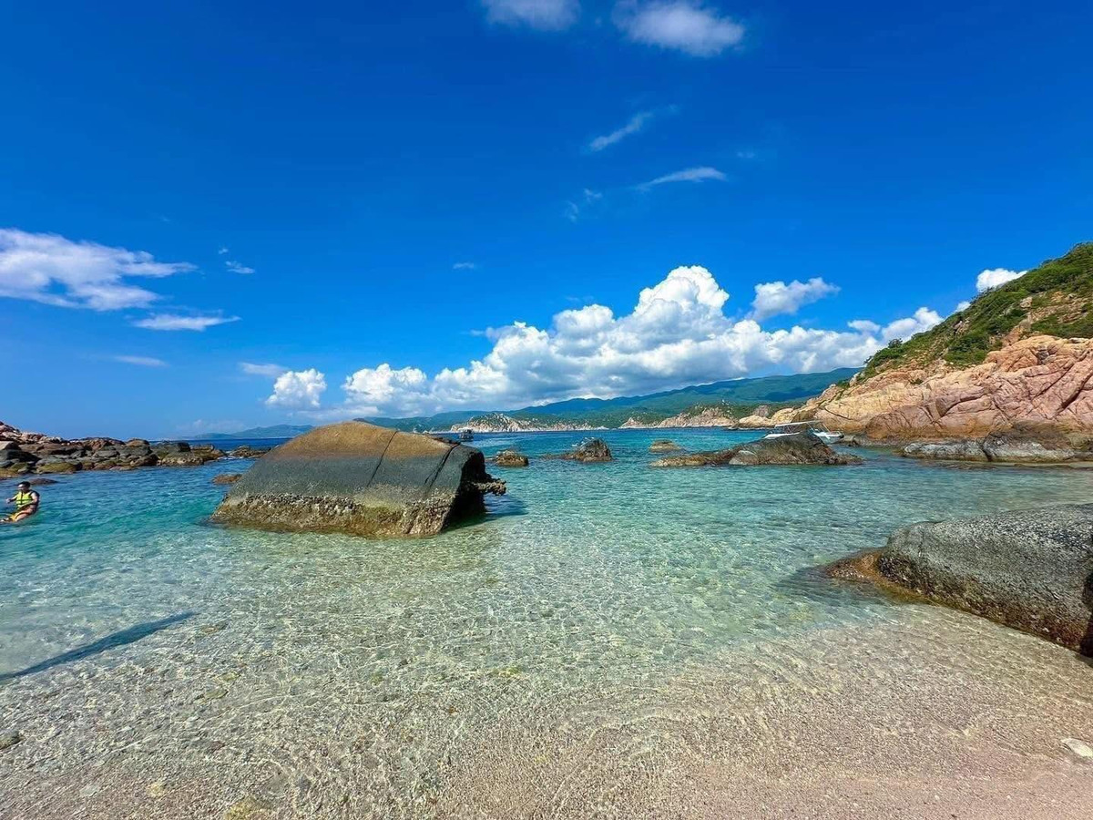 Khác với những bãi biển đông đúc, Bãi Rùa gây ấn tượng bởi sự hoang sơ và ít người lui tới. Ảnh Minh Hien Nguyen