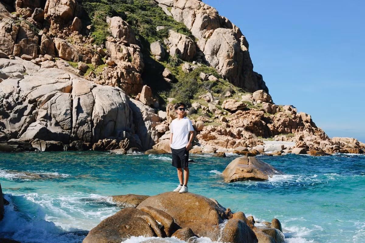 Điều khiến Bãi Rùa trở nên đặc biệt chính là sự yên tĩnh và biệt lập của nó. Khác với những bãi biển khác nơi du khách tấp nập, Bãi Rùa giữ được sự thanh bình và riêng tư. Đây là nơi lý tưởng để du khách tránh xa sự ồn ào của cuộc sống hiện đại, để thư giãn, nạp lại năng lượng và tìm về với thiên nhiên. Ảnh Tài Phạm