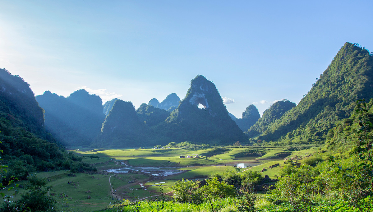 Mắt Thần Núi không chỉ là một hiện tượng địa chất hiếm gặp, mà còn là biểu tượng cho vẻ đẹp huyền bí của Cao Bằng – nơi mà mỗi bước chân đều là một hành trình khám phá vẻ đẹp thuần khiết nhất của đất trời.