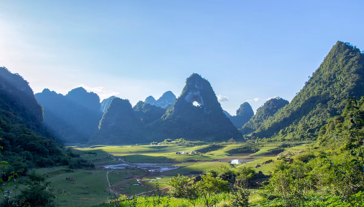 Mắt Thần Núi không chỉ là một hiện tượng địa chất hiếm gặp, mà còn là biểu tượng cho vẻ đẹp huyền bí của Cao Bằng – nơi mà mỗi bước chân đều là một hành trình khám phá vẻ đẹp thuần khiết nhất của đất trời.