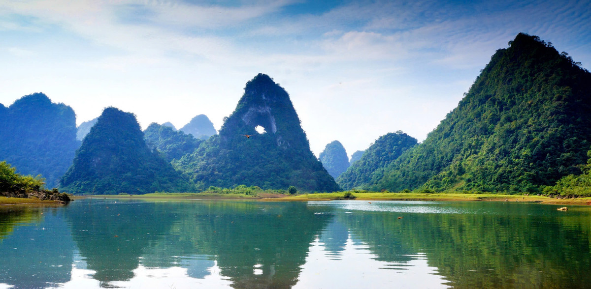 Từ trên cao nhìn xuống, hố sụt hiện lên như một tuyệt tác của thiên nhiên, vừa kỳ bí, vừa tráng lệ. Đường kính miệng hố lên tới khoảng 50m, sâu hàng chục mét, xung quanh là vách đá dựng đứng phủ kín cây xanh, tạo nên khung cảnh ngoạn mục và hoang sơ. Ảnh Thu Trang