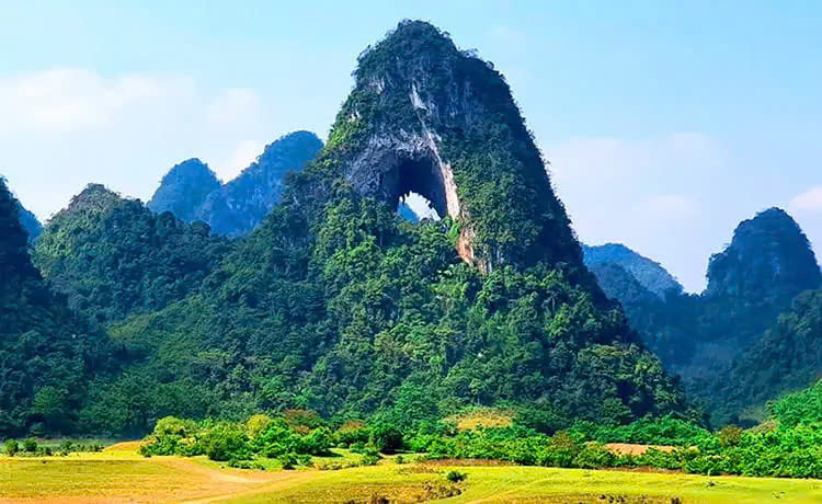 Để đến được Mắt Thần Núi, du khách thường xuất phát từ trung tâm thành phố Cao Bằng, di chuyển khoảng 50 km về phía Trùng Khánh. Sau đó, tiếp tục đi bộ hoặc đi xe máy theo lối mòn khoảng 2 km xuyên qua rừng, đồi cỏ và những ruộng lúa xanh mướt của người dân địa phương.