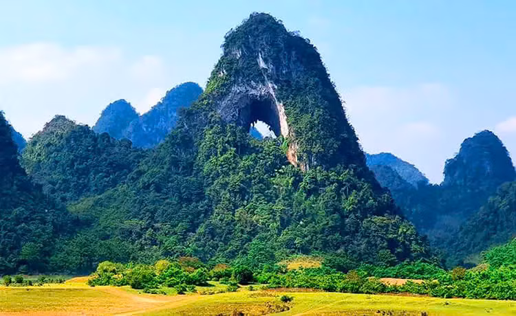 Để đến được Mắt Thần Núi, du khách thường xuất phát từ trung tâm thành phố Cao Bằng, di chuyển khoảng 50 km về phía Trùng Khánh. Sau đó, tiếp tục đi bộ hoặc đi xe máy theo lối mòn khoảng 2 km xuyên qua rừng, đồi cỏ và những ruộng lúa xanh mướt của người dân địa phương.