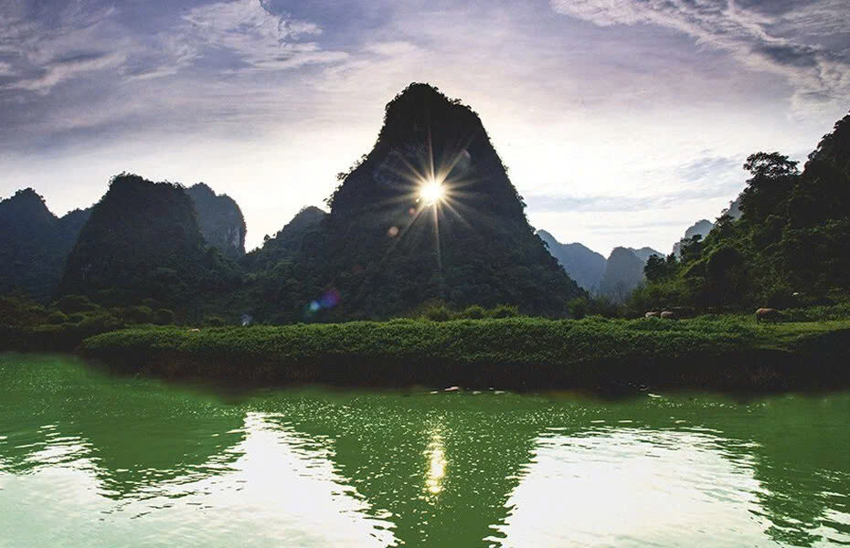 Khác với các danh thắng đã được khai thác du lịch bài bản, Mắt Thần Núi vẫn giữ nguyên vẻ hoang sơ và gần như chưa bị tác động bởi con người. Chính điều này khiến nơi đây trở thành điểm đến lý tưởng cho những người yêu thiên nhiên, thích khám phá, trekking và săn ảnh. Ảnh dulcihCaoBang