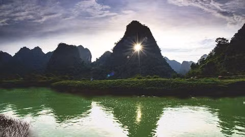 Cung đường tuy không quá khó đi nhưng cần một chút thể lực và sự kiên nhẫn. Tuy nhiên, phần thưởng là hoàn toàn xứng đáng: một khung cảnh thiên nhiên hùng vĩ, tĩnh lặng đến lạ, nơi bạn có thể chiêm ngưỡng trọn vẹn vẻ đẹp nguyên sơ của núi rừng Cao Bằng.