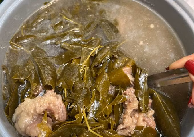 Không cầu kỳ như các món ăn khác của người Thái, canh vón vén nấu đuôi bò là món ăn đơn giản, rất được ưa chuộng. Đuôi bò làm sạch, chặt thành từng miếng vừa ăn, ninh trên bếp than cho đến khi nhừ rồi cho lá vón vén (hay lá lồm, lá giang) đã vò vào rồi nấu chín. Món canh này thường được ăn vào mùa hè bởi vị chua thanh của lá vón vén, vị thơm ngậy và giòn của đuôi bò nên rất dễ ăn và bổ dưỡng cho sức khỏe. Ảnh Cookpad