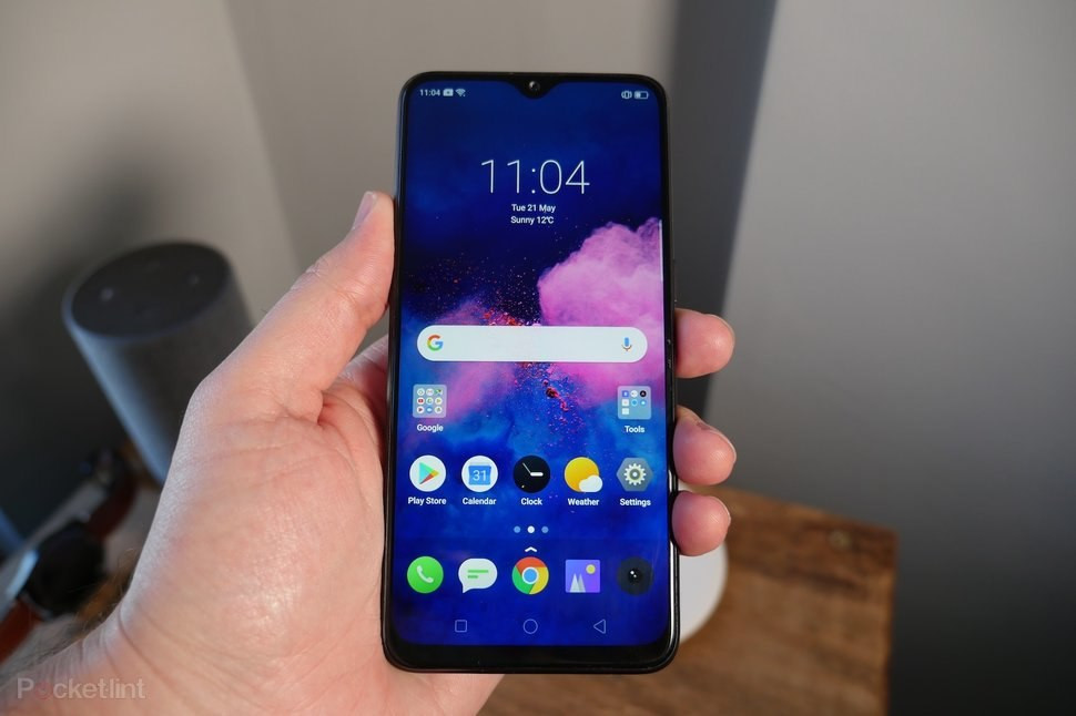 Nổi bật nhất là màn hình lớn dạng "giọt nước" 6.3 inch, Full HD+, chip Snapdragon 710, Color OS 6.0, Android 9 Pie, viên pin cực "trâu" lên đến Pin 4500 mAh. Realme 3 Pro sử dụng bộ đôi camera với camera chính 16MP f/1.7 sử dụng cảm biến Sony IMX519 và 1 camera chiều sâu 5MP đi kèm nhận dạng AI. Ứng dụng camera của máy có 3 chế độ chính: Ảnh, Chân dung và Video. Bên cạnh đó, máy còn có chế độ Chroma Boost. Đây là một chế độ HDR tiên tiến, cung cấp nhiều cải tiến và có độ bão hòa màu tốt hơn.