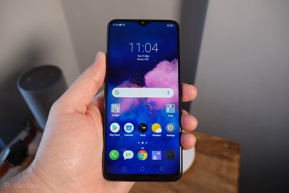 Nổi bật nhất là màn hình lớn dạng "giọt nước" 6.3 inch, Full HD+, chip Snapdragon 710, Color OS 6.0, Android 9 Pie, viên pin cực "trâu" lên đến Pin 4500 mAh. Realme 3 Pro sử dụng bộ đôi camera với camera chính 16MP f/1.7 sử dụng cảm biến Sony IMX519 và 1 camera chiều sâu 5MP đi kèm nhận dạng AI. Ứng dụng camera của máy có 3 chế độ chính: Ảnh, Chân dung và Video. Bên cạnh đó, máy còn có chế độ Chroma Boost. Đây là một chế độ HDR tiên tiến, cung cấp nhiều cải tiến và có độ bão hòa màu tốt hơn.