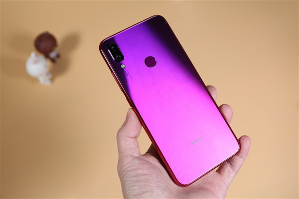 2. Redmi Note 7 Pro: Nhắc đến smartphone tầm trung, không thể không nhắc đến những sản phẩm của Xiaomi, Redmi. Nhà phát hành Trung Quốc luôn cho ra đời những "đứa con giá rẻ" rất chất lượng và bộ đôi Redmi Note 7, Redmi Note 7 Pro đã một lần nữa chứng minh được điều này. Redmi Note 7 Pro là một trong những smartphone được các trang review quan tâm nhiều nhất nửa đầu năm 2019 và đến hè, đây vẫn là một lựa chọn tuyệt vời cho người dùng muốn một chiếc điện thoại có hiệu năng cao nhưng giá thành lại không lớn.