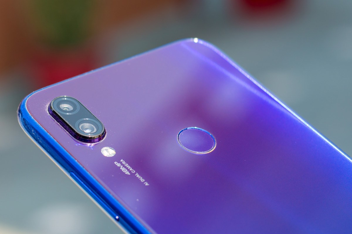 Redmi Note 7 Pro tuy có giá rất thấp nhưng vẫn dùng thiết kế hai mặt kính, với hiệu ứng chuyển màu gradient đang rất thịnh hành. Xiaomi cũng đã tính đến việc thiết kế chống ẩm và bụi. Gia cố thêm ở các khe nhỏ và các lỗ trống, giúp máy chống chịu môi trường tốt hơn. Ngoài con chip Snap Dragon 675, Redmi Note 7 Pro còn gây sốt với camera kép 48MP thu hút quan tâm và trải nghiệm của người dùng rất cao.