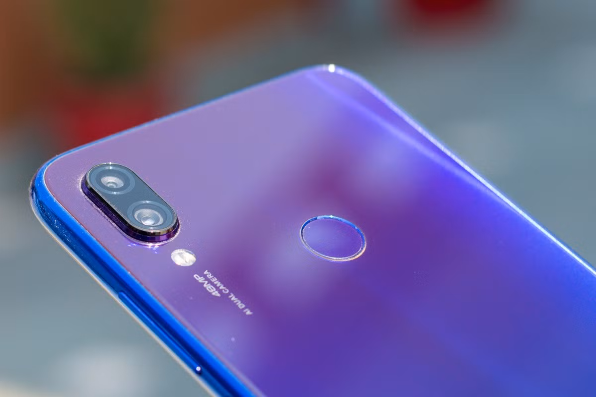 Redmi Note 7 Pro tuy có giá rất thấp nhưng vẫn dùng thiết kế hai mặt kính, với hiệu ứng chuyển màu gradient đang rất thịnh hành. Xiaomi cũng đã tính đến việc thiết kế chống ẩm và bụi. Gia cố thêm ở các khe nhỏ và các lỗ trống, giúp máy chống chịu môi trường tốt hơn. Ngoài con chip Snap Dragon 675, Redmi Note 7 Pro còn gây sốt với camera kép 48MP thu hút quan tâm và trải nghiệm của người dùng rất cao.