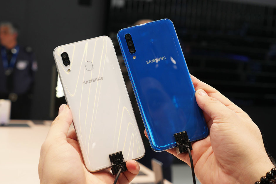 Galaxy A30 64GB có đầy đủ những tính năng chụp ảnh không thua kém gì các điện thoại cao cấp. Camera chính 16MP cho chất lượng rất tốt và đi cùng với đó là camera góc siêu rộng 5MP. Cấu hình của Samsung A30 được đánh giá là ở mức trung bình khá: bộ vi xử lý Exynos 7904 tám nhân, 4GB RAM và 64GB bộ nhớ trong.