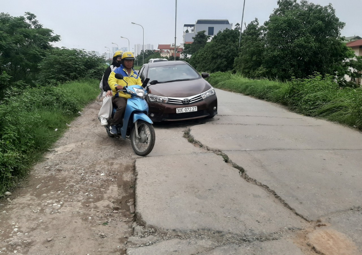 Hà Nội: Tiềm ẩn nguy cơ xảy ra tai nạn giao thông tại đê Yên Nghĩa - Hình 4 Ha Noi: Tiem an nguy co xay ra tai nan giao thong tai de Yen Nghia-Hinh-4