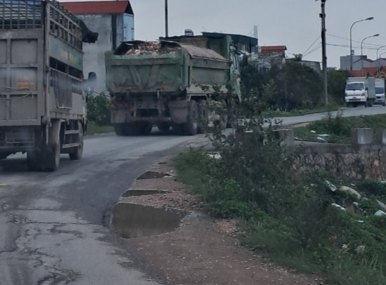 Hà Nội: Tiềm ẩn nguy cơ xảy ra tai nạn giao thông tại đê Yên Nghĩa Ha Noi: Tiem an nguy co xay ra tai nan giao thong tai de Yen Nghia