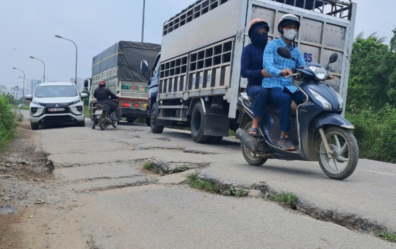 Hà Nội: Tiềm ẩn nguy cơ xảy ra tai nạn giao thông tại đê Yên Nghĩa - Hình 2 Ha Noi: Tiem an nguy co xay ra tai nan giao thong tai de Yen Nghia-Hinh-2