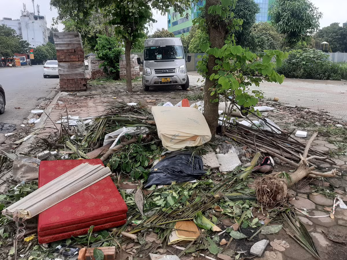 Chùm ảnh phóng viên báo Tri Thúc &amp; Cuộc Sống ghi nhận từ ngày 08/05 đến ngày 10/05/2024 cảnh nhếch nhác tại một số tuyến phố trên địa bàn quận Hà Đông. Trong ảnh: Hình ảnh nhếch nhác tại phố Hà Trì (phường Hà Cầu).