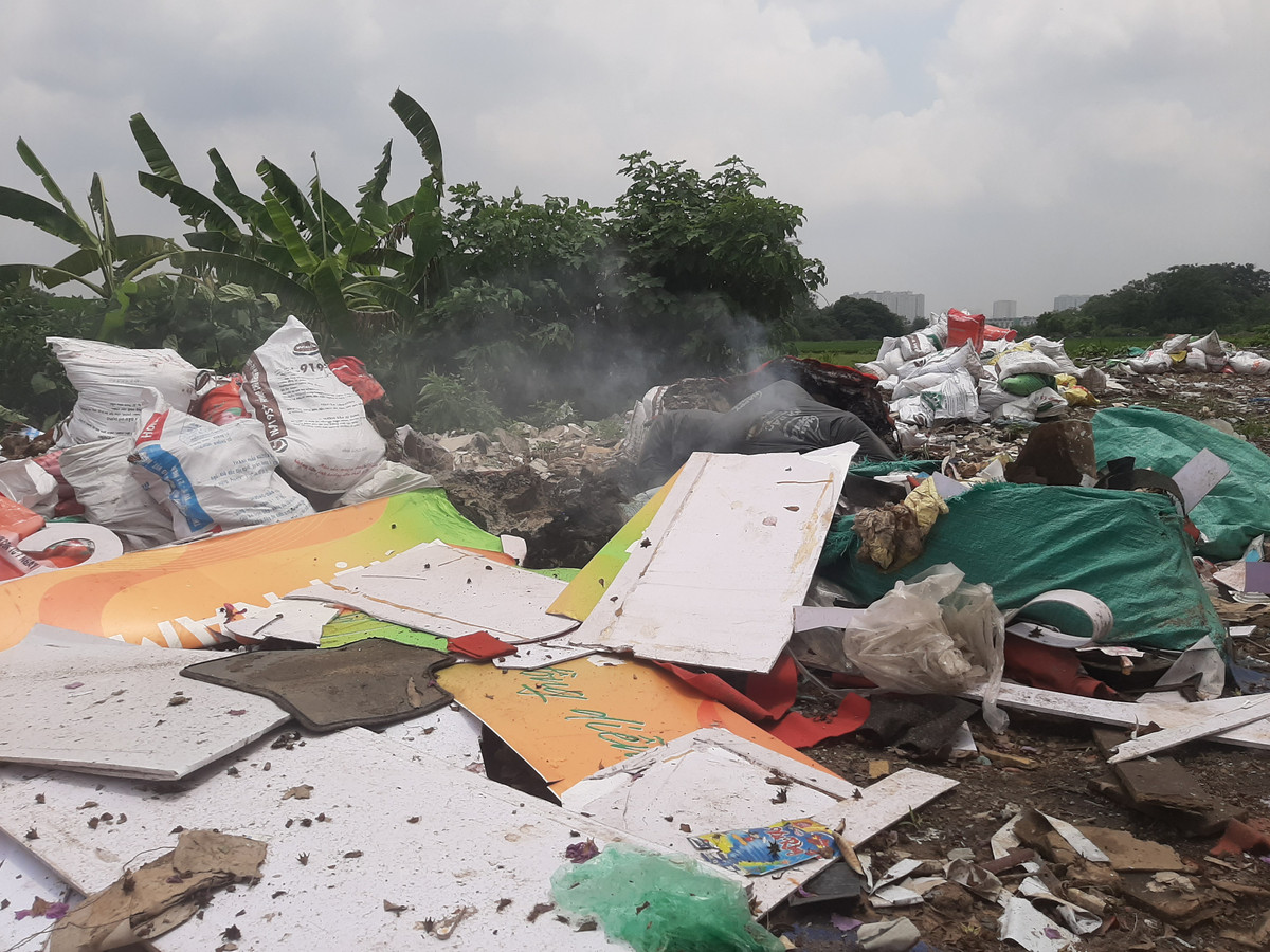 Anh Nguyễn Hải An (quận Hà Đông) cho biết "Trên đường Văn Khê có nhiều bãi rác tự phát, người dân mong muốn chính quyền địa phương và cơ quan chức năng sớm vào cuộc, xử lý dứt điểm tình trạng đổ rác bừa bãi, trả lại cảnh quan sạch đẹp cho tuyến phố". Rác thải tập kết tại đường Văn Khê (quận Hà Đông).