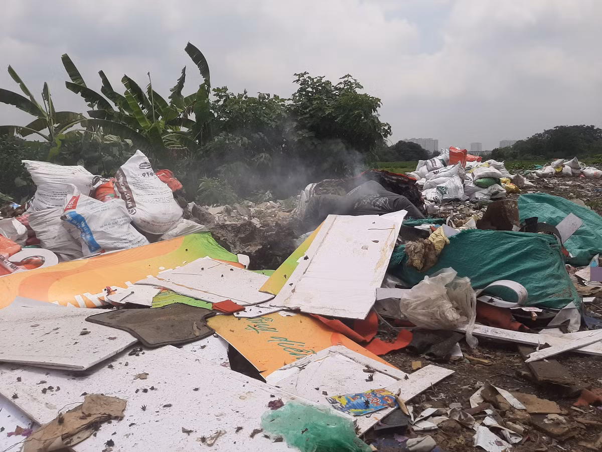 Anh Nguyễn Hải An (quận Hà Đông) cho biết "Trên đường Văn Khê có nhiều bãi rác tự phát, người dân mong muốn chính quyền địa phương và cơ quan chức năng sớm vào cuộc, xử lý dứt điểm tình trạng đổ rác bừa bãi, trả lại cảnh quan sạch đẹp cho tuyến phố". Rác thải tập kết tại đường Văn Khê (quận Hà Đông).