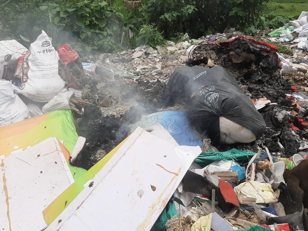 Trao đổi với PV về những bãi rác tự phát trên địa bàn quận, bà Trần Thị Lương An - Phó Chủ tịch UBND quận Hà Đông cho biết, UBND quận đã nắm được vấn đề và đã tổ chức cuộc họp để giải quyết. Đồng thời, UBND quận đã chỉ đạo các phường có biện pháp xử lý dứt điểm. Sau tháng 6/2024, UBND quận Hà Đông sẽ tiến hành kiểm tra việc dọn dẹp các bãi rác tự phát. Trong ảnh: Đốt rác tại đường Văn Khê phát sinh làn khói có mùi khét, gây ô nhiễm môi trường.( Ảnh Quang Thành)