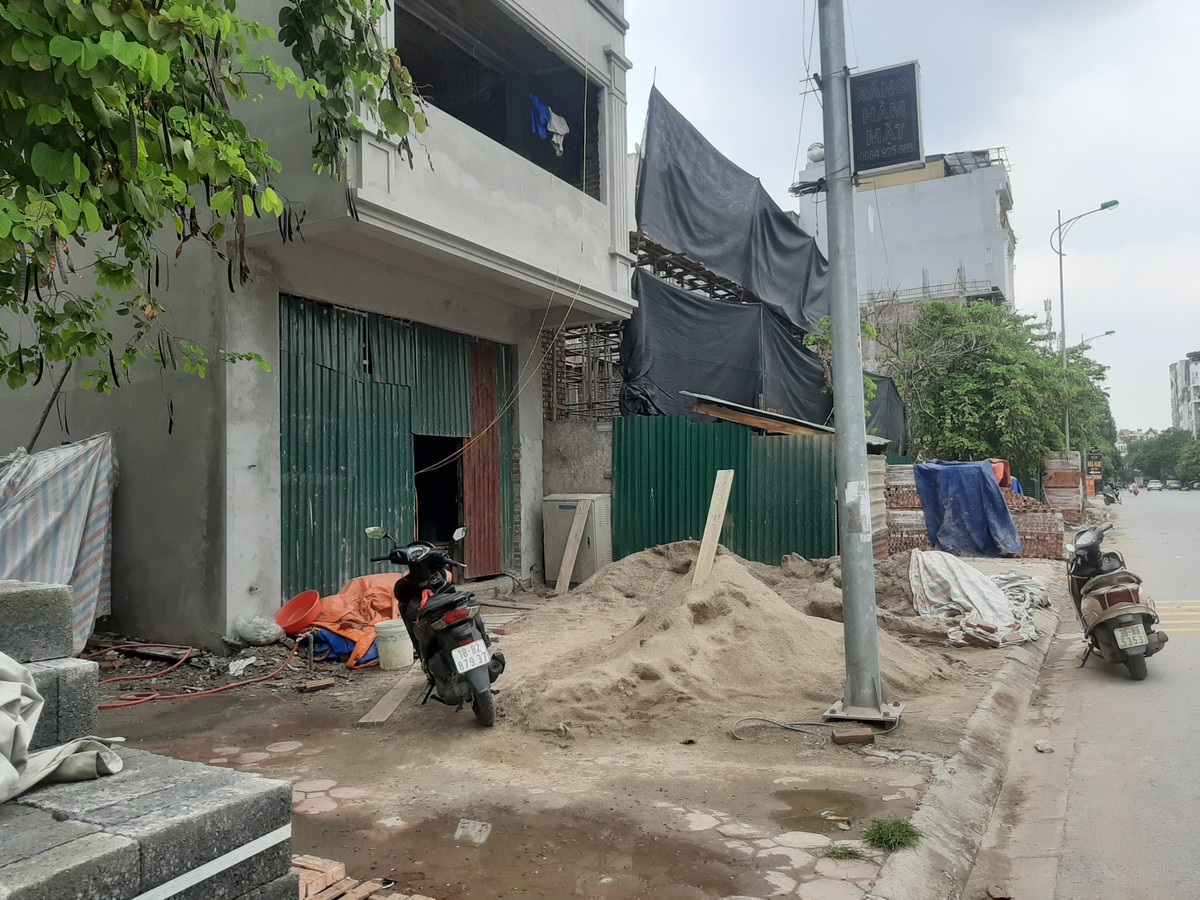 Vật liệu xây dựng tại các công trình đang thi công lấn chiếm vỉa hè phố Hà Trì (phường Hà Cầu).