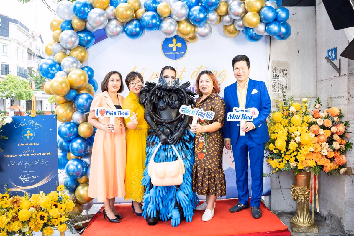 Pham Thoai tiep tuc gay “soc” voi bo trang phuc di biet-Hinh-4