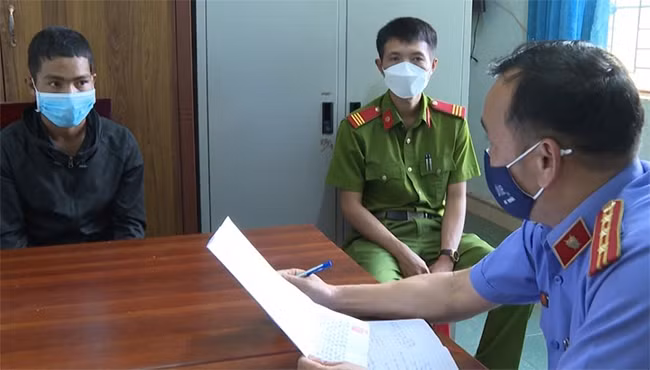 Tiếp xúc ban đầu, Giang tỏ ra lầm lỳ, ít nói, lảng tránh câu hỏi, ánh mắt của Điều tra viên. Qua nhiều giờ đấu trí căng thẳng, trước những lập luận sắc bén và chứng cứ không thể chối cãi, chiều ngày 28/3, Rah Lan Giang đã cúi đầu nhận tội. (Ảnh VOV) 