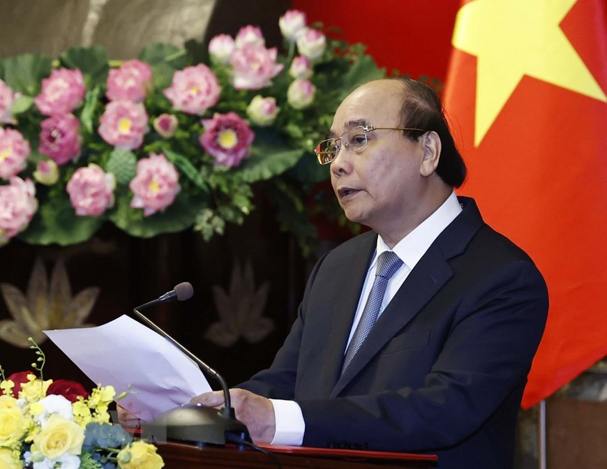 Phát biểu tại buổi lễ, Chủ tịch nước Nguyễn Xuân Phúc nhấn mạnh, thượng tướng Phùng Sĩ Tấn là cán bộ ưu tú của Đảng, Nhà nước và quân đội ta, được đào tạo cơ bản, được rèn luyện, thử thách qua nhiều cương vị lãnh đạo, chỉ huy các cấp trong quân đội; có nhiều thành tích xuất sắc trong sự nghiệp xây dựng và bảo vệ Tổ quốc. (Ảnh: TTXVN) 