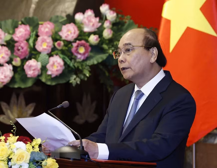 Phát biểu tại buổi lễ, Chủ tịch nước Nguyễn Xuân Phúc nhấn mạnh, thượng tướng Phùng Sĩ Tấn là cán bộ ưu tú của Đảng, Nhà nước và quân đội ta, được đào tạo cơ bản, được rèn luyện, thử thách qua nhiều cương vị lãnh đạo, chỉ huy các cấp trong quân đội; có nhiều thành tích xuất sắc trong sự nghiệp xây dựng và bảo vệ Tổ quốc. (Ảnh: TTXVN) 