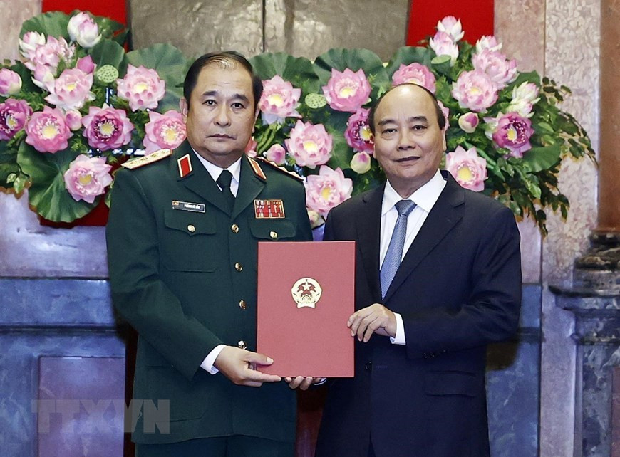 Ngày 12/9, tại Phủ Chủ tịch, Chủ tịch nước Nguyễn Xuân Phúc, chủ tịch Hội đồng Quốc phòng và An ninh, trao quyết định thăng quân hàm từ trung tướng lên thượng tướng đối với Phó tổng Tham mưu trưởng Quân đội nhân dân Việt Nam Phùng Sĩ Tấn. (Ảnh: TTXVN) 