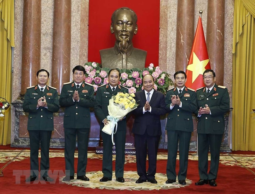 Chủ tịch nước mong muốn Thượng tướng Phùng Sĩ Tấn tiếp tục giữ vững và nâng cao bản lĩnh chính trị vững vàng, tuyệt đối trung thành với mục tiêu, lý tưởng cách mạng của Đảng; đề cao ý thức, trách nhiệm trong rèn luyện, tu dưỡng phẩm chất đạo đức cách mạng của người cán bộ, đảng viên, của người lãnh đạo Bộ Tổng Tham mưu. Đề cao tinh thần “tự soi, tự sửa," kiên quyết đấu tranh với chủ nghĩa cá nhân, với tham nhũng, lãng phí, tiêu cực, làm gương cho đơn vị và toàn quân, góp phần làm sáng đẹp hơn hình tượng “Bộ đội Cụ Hồ” trong thời kỳ mới. (Ảnh: TTXVN) 