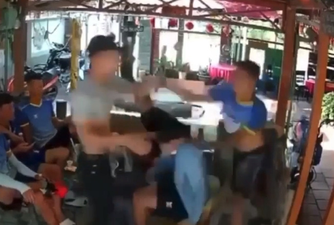  Dùng điếu cày đánh chết người trong quán: Trong lúc xảy ra xô xát về việc mượn điếu cày để hút, Bùi Văn Hải (SN 1990; ngụ huyện Lạc Thủy, tỉnh Hòa Bình) đã dùng điếu cày đập 2 nhát vào đầu Trịnh Đức T. (SN 1998; ngụ huyện Lạc Thủy) khiến nạn nhân gục tại chỗ, tử vong trên đường đi cấp cứu. Ngày 24/8, Công an tỉnh Hòa Bình đã quyết định khởi tố bị can, bắt tạm giam Bùi Văn Hải về tội Giết người. 