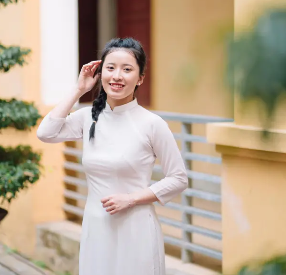 Còn đối với Đặng Khánh Linh, (học sinh lớp 12A2, Trường THPT Hồng Lĩnh, Hà Tĩnh), cô bạn không quá đặt nặng việc bản thân phải đi du học, song khi cơ hội đến, Linh sẽ sẵn sàng đón nhận và thử sức ở một nền giáo dục mới. Hiện tại, nữ sinh đang phân vân lựa chọn giữa ngành Kinh tế Đối ngoại của Đại học Ngoại thương và Sư phạm tiếng Anh của Đại học Ngoại ngữ - Đại học Quốc gia Hà Nội. 