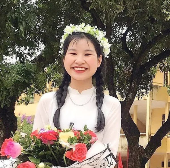  Vũ Thị Thi - Thủ khoa khối D: Vũ Thị Thi (học sinh lớp 12A7, trường THPT Nguyễn Viết Xuân, Vĩnh Phúc) đã trở thành thủ khoa khối D (Toán, Văn, Ngoại ngữ) trong kỳ thi tốt nghiệp THPT 2022 với mức điểm 28,9 (trong đó Toán 9,6 điểm, Ngữ văn 9,5 điểm và tiếng Trung 9,8 điểm). 