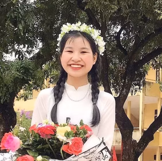  Vũ Thị Thi - Thủ khoa khối D: Vũ Thị Thi (học sinh lớp 12A7, trường THPT Nguyễn Viết Xuân, Vĩnh Phúc) đã trở thành thủ khoa khối D (Toán, Văn, Ngoại ngữ) trong kỳ thi tốt nghiệp THPT 2022 với mức điểm 28,9 (trong đó Toán 9,6 điểm, Ngữ văn 9,5 điểm và tiếng Trung 9,8 điểm). 