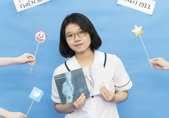  Triệu Phương Anh - Đặng Khánh Linh - Thủ khoa toàn quốc khối D01: Trong kỳ thi tốt nghiệp THPT năm nay, Triệu Phương Anh và Đặng Khánh Linh đều là thủ khoa toàn quốc khối D01 (Toán, Văn, Anh) với mức điểm 28,7. Trong đó, Triệu Phương Anh (học sinh lớp 12 Anh 1 của trường THPT chuyên Trần Phú, Hải Phòng) đã đi du học. Hiện tại, nữ sinh đang theo học ngành Accountancy &amp; Business (Kế toán và Kinh doanh) tại trường đại học Nanyang Technological ở Singapore nhờ giành được Học bổng ASEAN. Sau 5 ngày đi du học, cô nàng mới nhận được tin mình trở thành thủ khoa. 