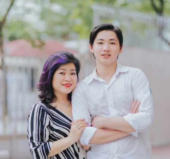 Nguyễn Đăng Khải - Thủ khoa khối B toàn quốc: Học cùng lớp với Lò Hải Long, Nguyễn Đăng Khải cũng vô cùng xuất sắc khi trở thành tân thủ khoa khối B toàn quốc với tổng điểm 29,35 điểm. Cụ thể, Đăng Khải đạt 9,6 điểm Toán, 9,75 điểm Hóa học và 10 điểm Sinh học. 