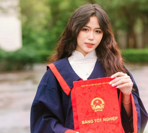  Nguyễn Hương Giang - Thủ khoa khối C toàn quốc: Nguyễn Hương Giang (học sinh 12 Sử, trường THPT chuyên Bắc Ninh) là thủ khoa khối C00 của cả nước năm 2022 với 29,75 điểm. Trong đó, môn Lịch sử và Địa lý đạt điểm tối đa.