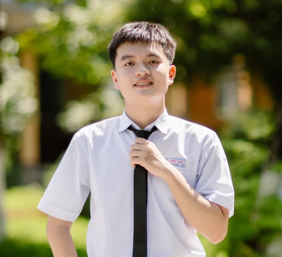  Võ Tá Thành Minh - Thủ khoa toàn quốc khối C03: Được biết, Võ Tá Thành Minh chính là nam sinh duy nhất đạt điểm 10 môn Văn trong kỳ thi tốt nghiệp THPT 2022. Đồng thời, cậu bạn cũng là thủ khoa toàn quốc khối C03 (trong đó Văn 10 điểm, Lịch sử 9,5 điểm và Toán 9,4 điểm).