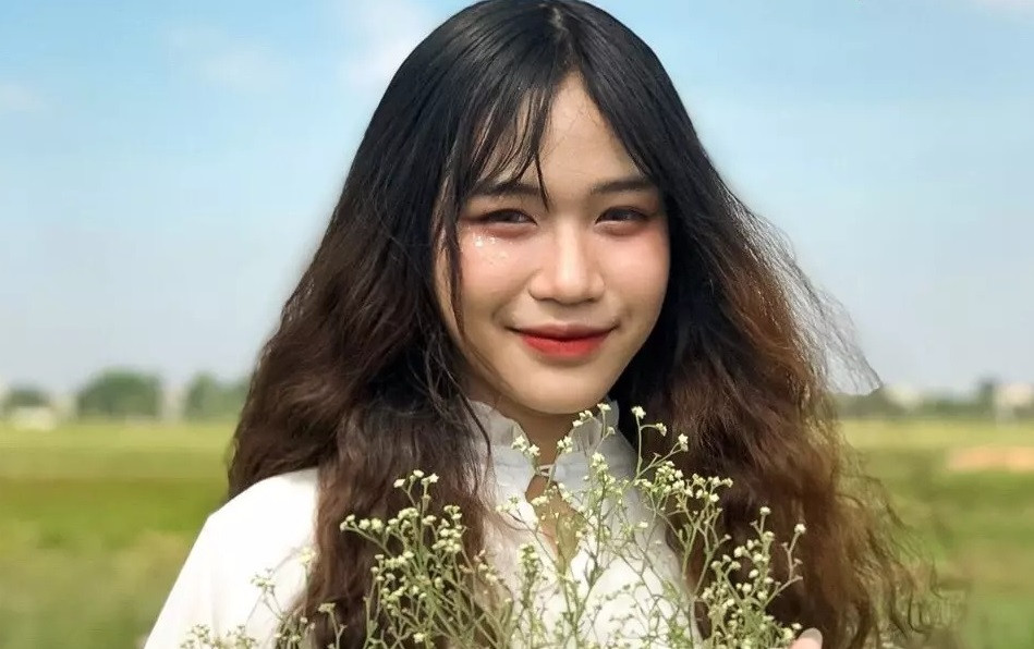 Hương Giang nộp điểm khối C vào Đại học Luật Hà Nội hoặc Học viện Ngoại giao còn điểm khối D04 (Toán, Văn, tiếng Trung) vào Đại học Ngoại thương. Còn về tương lai xa, Hương Giang mong muốn được làm việc tại các doanh nghiệp có liên quan đến tiếng Trung - một mảng mà nữ thủ khoa khá quan tâm từ trước đến nay.