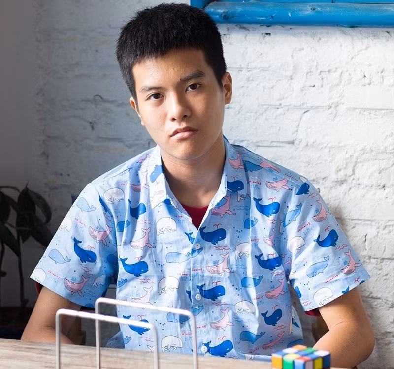  Lò Hải Long - Thủ khoa khối A1 là cựu học sinh lớp 12A1, Trường THPT Chuyên Ngoại ngữ - ĐH Quốc gia Hà Nội thủ khoa khối A1 năm 2022 khi đạt 10 điểm ở 2 môn Toán, Lý và 9,8 điểm môn Tiếng Anh. 