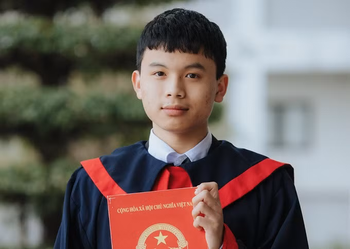 Nguyễn Ngọc Lễ - Thủ khoa duy nhất toàn quốc đạt 30/30 điểm: Trong kỳ thi vừa qua, Nguyễn Ngọc Lễ (học sinh lớp 12A6, trường THPT Quốc Oai, Hà Nội) đã chính thức trở thành tân thủ khoa khối A toàn quốc với 3 con 10 tròn trĩnh. 