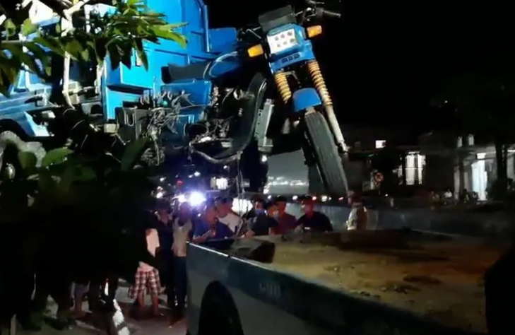  Xe ba gác lao lên vỉa hè tông 3 bà cháu làm 2 người tử vong: Tối 16/9, tại xã Đồng Trạch, huyện Bố Trạch, tỉnh Quảng Bình, xe đầu kéo do Nguyễn Văn Tỵ, (trú huyện Cẩm Xuyên, tỉnh Hà Tĩnh) điều khiển xảy ra va chạm với xe ba gác cùng chiều do Dương Thế Thành (42 tuổi, trú xã Đồng Trạch, huyện Bố Trạch) điều khiển. Cú va chạm làm xe mô tô ba gác lao lên vỉa hè bên phải đường và đâm vào 3 bà cháu đang ngồi bên vỉa hè khiến bà D.T.H và cháu P.N.H tử vong, cháu L. bị thương. Lái xe ba gác Dương Thế Thành bị thương được đưa đi điều trị tại Bệnh viện Trung ương Huế. 