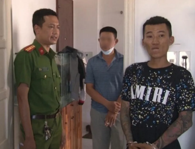  Đòi nợ bất thành, dùng kéo đâm người trọng thương: Lê Đức Anh đến phòng trọ tại phường Đông Ba, TP Huế, tỉnh Thừa Thiên - Huế gặp chị Nguyễn Thị Hồng Liên (SN 1974) để đòi nợ nhưng không gặp được chị Liên. Tại đây, Lê Đức Anh gặp anh Hồ Thanh Phương (SN 1972, trú tại phường Hương Sơ) và hai bên xảy ra lời qua tiếng lại, xô xát nhau. Trong lúc mâu thuẫn, Lê Đức Anh dùng kéo móc ở chìa khóa xe đâm liên tiếp vào người anh Phương khiến nạn nhân bị thương nặng. Ngày 17/9, Công an TP Huế cho biết đang tạm giữ Đức Anh để điều tra, làm rõ. 