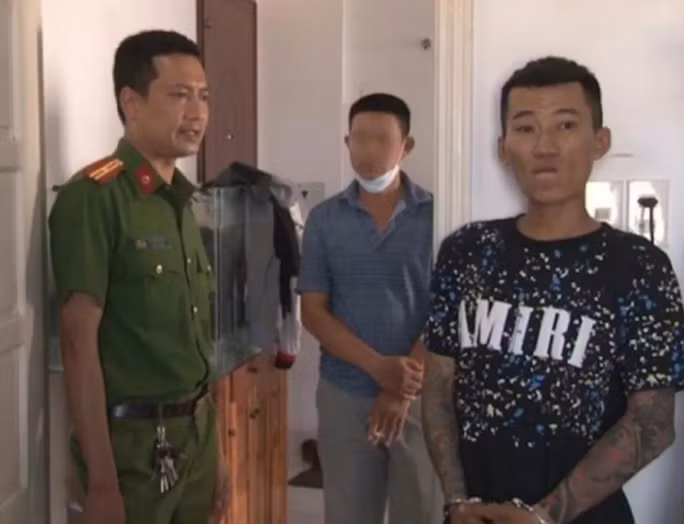  Đòi nợ bất thành, dùng kéo đâm người trọng thương: Lê Đức Anh đến phòng trọ tại phường Đông Ba, TP Huế, tỉnh Thừa Thiên - Huế gặp chị Nguyễn Thị Hồng Liên (SN 1974) để đòi nợ nhưng không gặp được chị Liên. Tại đây, Lê Đức Anh gặp anh Hồ Thanh Phương (SN 1972, trú tại phường Hương Sơ) và hai bên xảy ra lời qua tiếng lại, xô xát nhau. Trong lúc mâu thuẫn, Lê Đức Anh dùng kéo móc ở chìa khóa xe đâm liên tiếp vào người anh Phương khiến nạn nhân bị thương nặng. Ngày 17/9, Công an TP Huế cho biết đang tạm giữ Đức Anh để điều tra, làm rõ. 