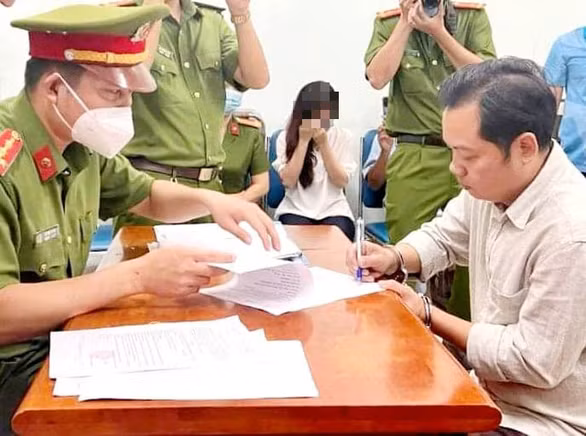  Bắt tạm giam chủ quán karaoke An Phú tại Bình Dương: Ngày 16/9, Công an tỉnh Bình Dương đã khởi tố bị can, bắt tạm giam 4 tháng để điều tra đối với ông Lê Anh Xuân (42 tuổi, ngụ TP Thủ Đức, TP HCM), chủ quán karaoke An Phú (tỉnh Bình Dương), nơi xảy ra vụ hỏa hoạn làm 32 người tử vong. Ông Xuân bị khởi tố bị can để làm rõ về hành vi "vi phạm quy định về phòng cháy, chữa cháy" quy định tại khoản 3, điều 313 Bộ luật Hình sự. 